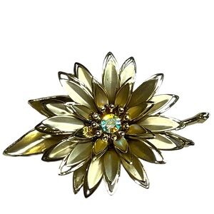 Vintage gold‎ tone floral center rhinestone Floral Brooch Pin